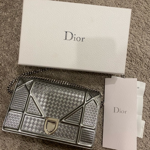 COPY - Diorama Wallet On Chain in Silver - Picture 1 of 9